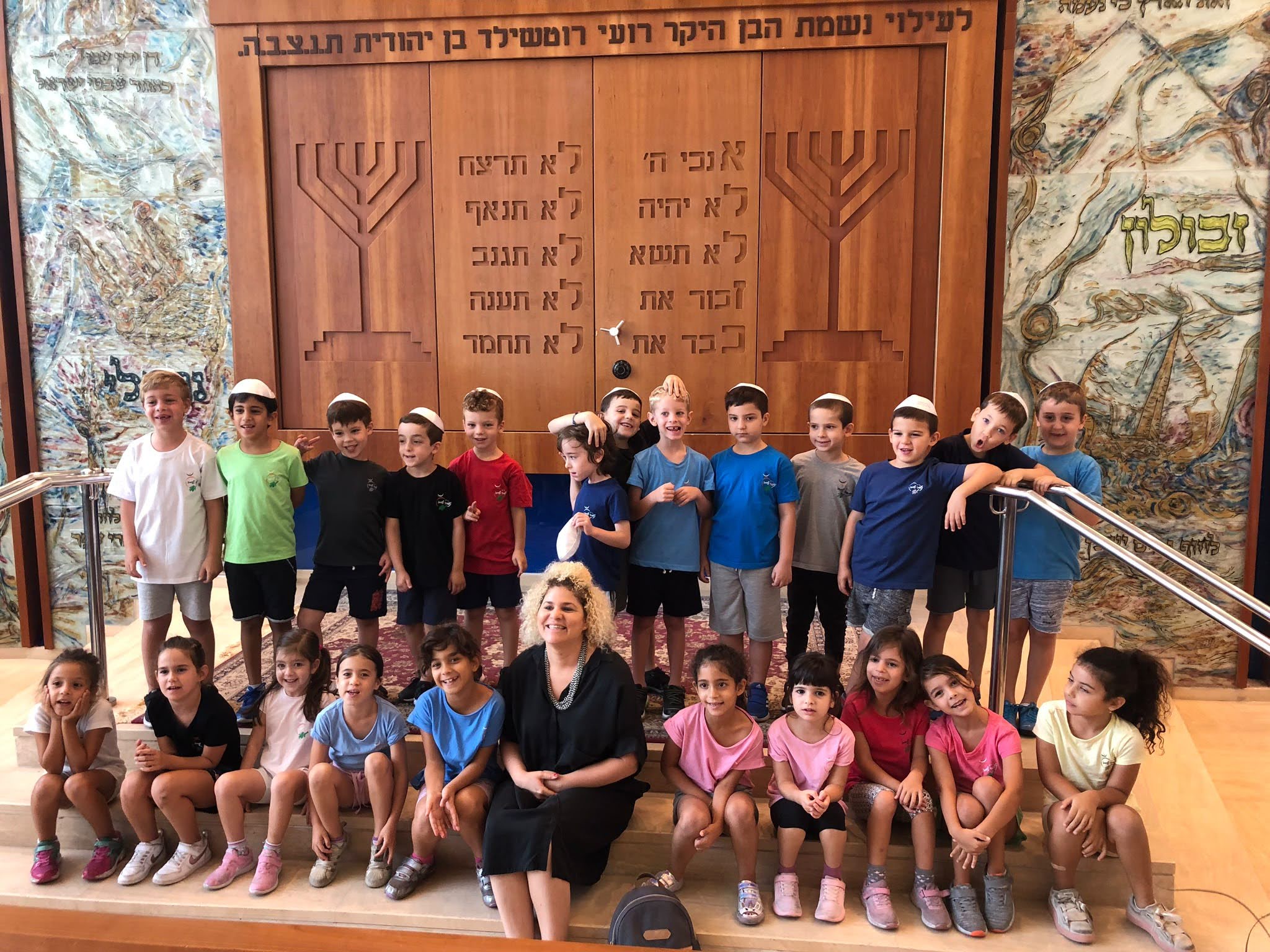 תלמידים בבית הכנסת