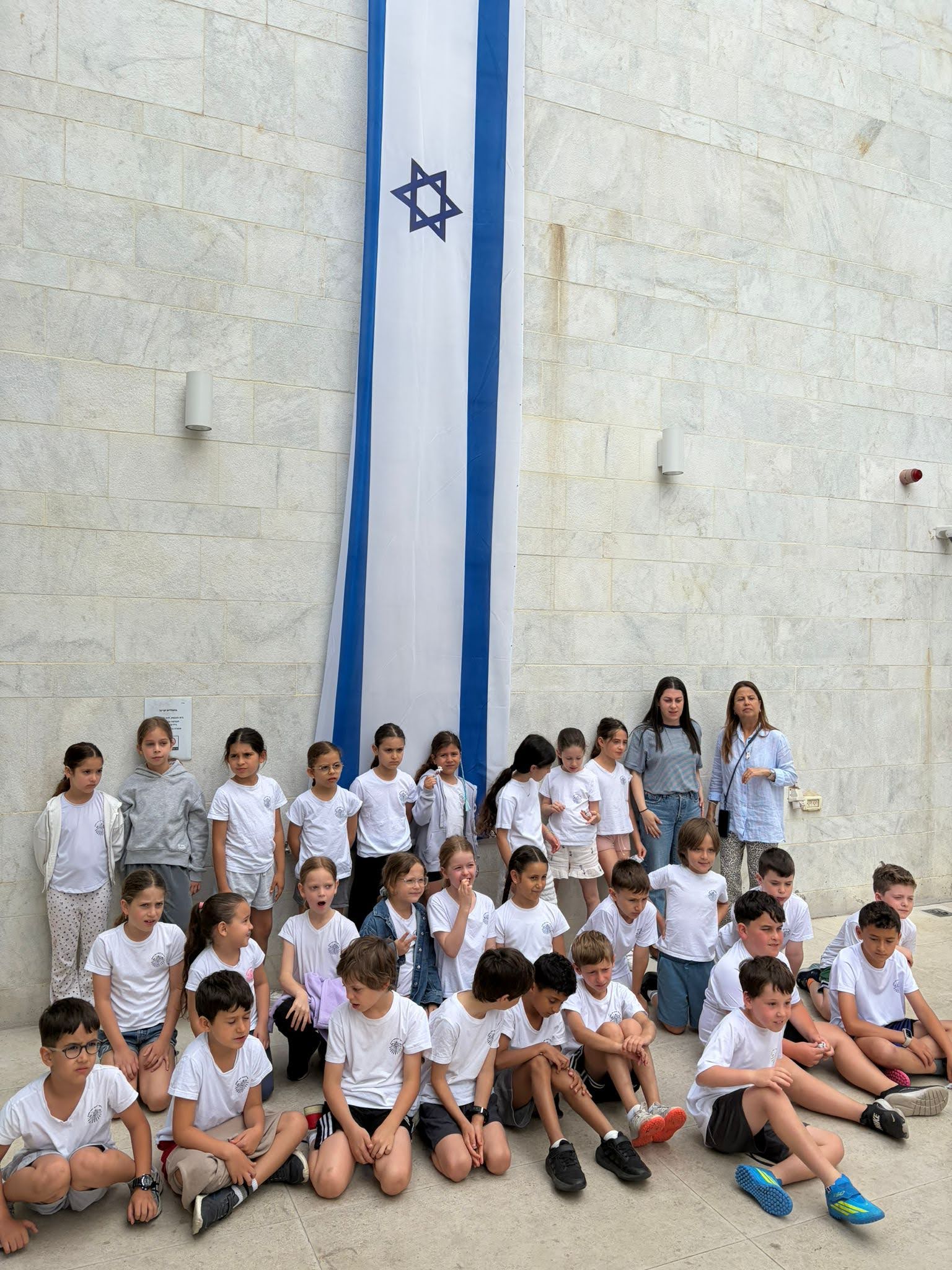 תלמידים בבית הכנסת