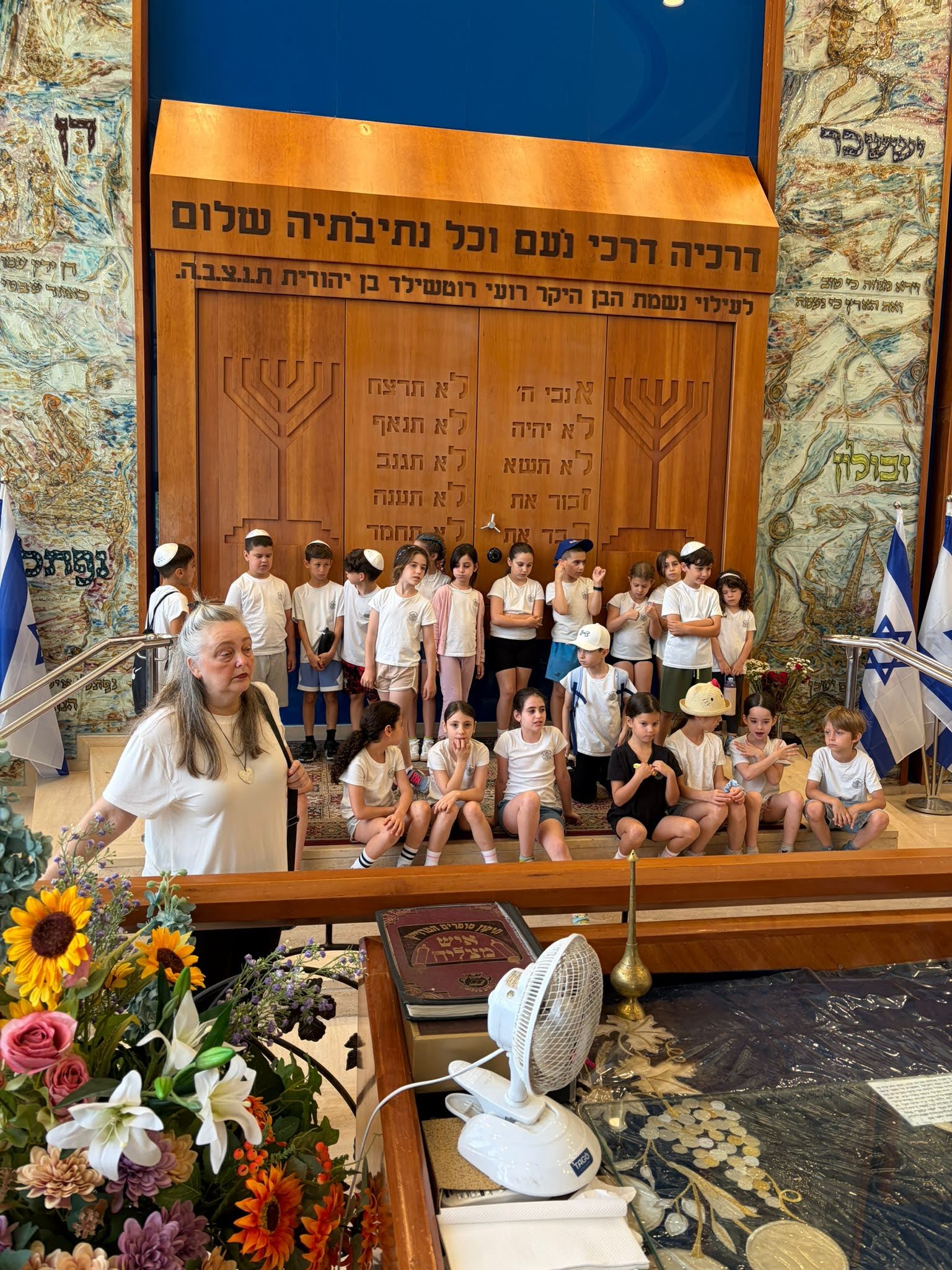תלמידים בבית הכנסת