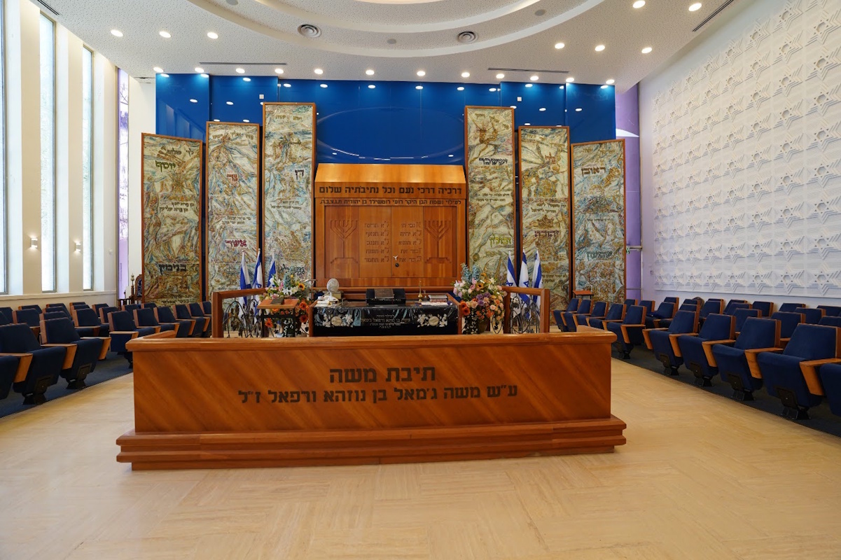 אולם התפילה וארון הקודש